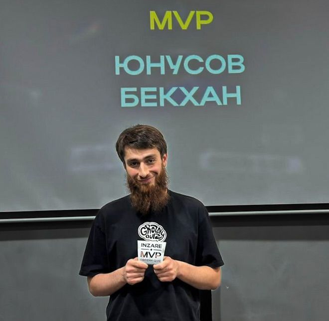 Игрок с наградой MVP Grozny Quiz у экрана