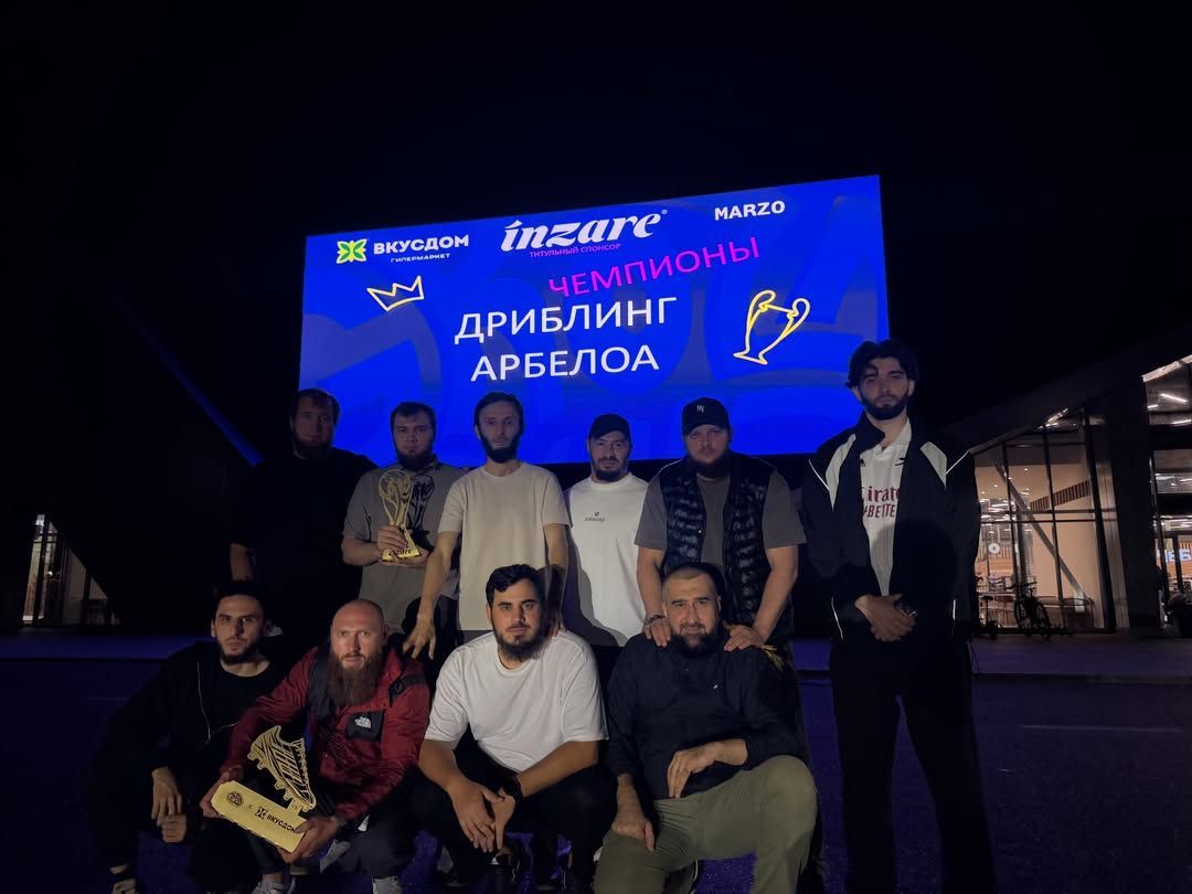 Команда «Дриблинг Арбелоа» с кубком чемпионата мира у LED-экрана ВкусДома