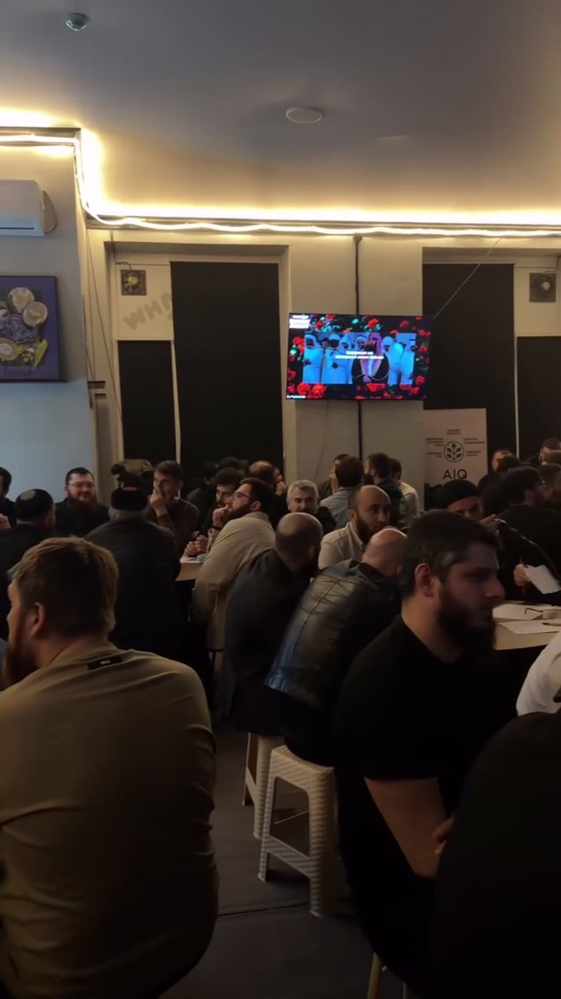 Полный зал Grozny Quiz: команды за столами во время игры